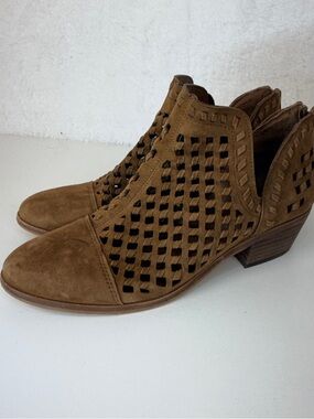 Vince Camuto Tan Suede Cutout Ankle Booties Size 8 boho free spirited coastaal
